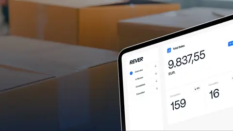 Cajas de devoluciones procesadas frente a un ordenador, símbolo del fuerte incremento de retornos que acompaña al Black Friday en el comercio electrónico.