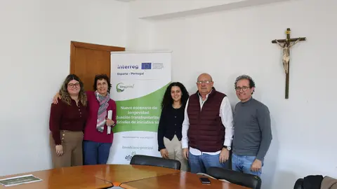 El alcalde de Padrenda, Manuel Pérez Pereira, junto a representantes del CISAM y Afaga Alzheimer durante la sesión de trabajo del proyecto LongSocial.