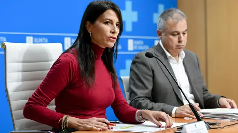 La conselleira de Vivienda y Planificación de Infraestructuras, junto al secretario general de Vivienda y Urbanismo, Heriberto García Porto, valoró hoy la situación de la gestión de estas viviendas