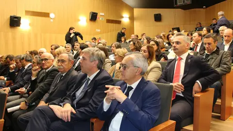 O presidente da Comissão de Co-Gestão do Parque Nacional da Peneda-Gerês, Olegário Gonçalves, durante a sessão em Ponte da Barca, acompanhado pelo ministro Manuel Castro Almeida, pelo secretário de Estado João Esteves e restantes autoridades presentes no auditório.