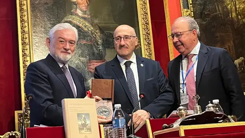 O exreitor da USC e ex director da RAE, Darío Villanueva, durante o acto de entrega do Premio de Ensayo Amigos del País 2025.