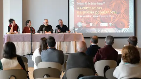 Branca Villares, á esquerda, intervén na mesa redonda sobre xénero e clase, acompañada por Xulia Feixoo, o académico Antón Santamarina e Domingo Blanco. Fonte: RAG