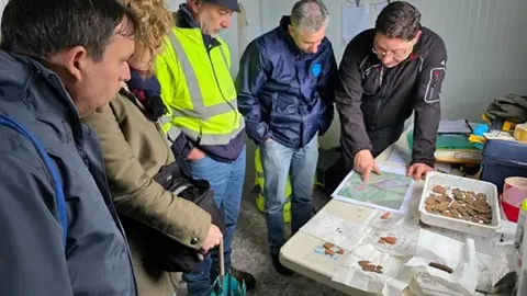 Técnicos e investigadores supervisan as sondaxes manuais realizadas nas fincas da Fundación Brandomil en Pedra do Altar.