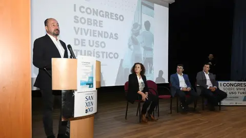 El director de Turismo de Galicia, Xosé Merelles, durante la inauguración del I Congreso sobre Viviendas de Uso Turístico en Sanxenxo, acompañado por representantes de la Asociación de Viviendas Turísticas de Galicia (AVITURGA).