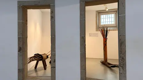 Peza escultórica de Paco Pestana exhibida nunha das salas do Vello Cárcere dentro da exposición “Paseando cariñosas alimañas”.