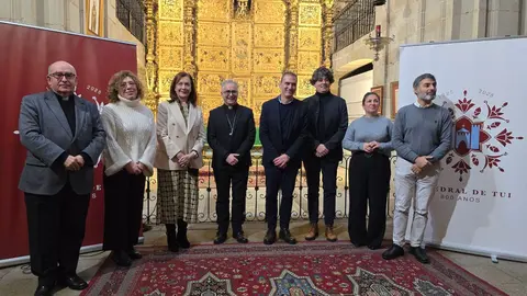 De izq. a drcha.: José Diéguez, deán de la catedral; Sonsoles Vicente, concelleira de Ensino, Cultura e Mocidade de Tui; Elvira Larriba, subdelegada de Patrimonio; Mons. Antonio Valín, obispo de Tui-Vigo; Enrique Cabaleiro, alcalde de Tui; Samuel Diz, músico tudense; Ana Núñez, concelleira de Patrimonio.