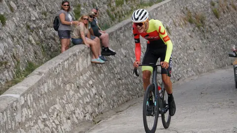 El joven escalador Pablo Polo, en plena acción, afrontando el reto de su primera temporada como sub-23.