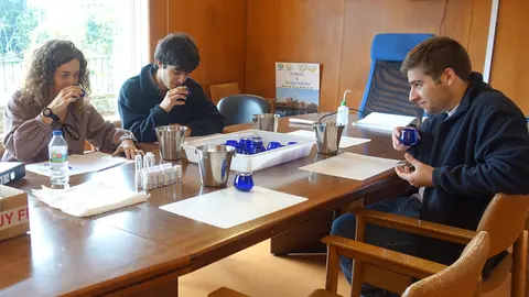 El equipo del IES O Ribeiro realiza la cata técnica de los primeros aceites elaborados con variedades autóctonas gallegas en los laboratorios de la Misión Biológica de Galicia.