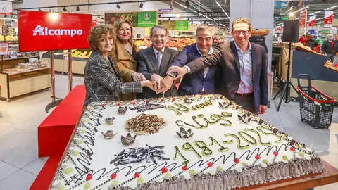 Yolanda Fernández, directora de Comunicación - Relaciones Externas y Responsabilidad Social Corporativa en Alcampo; Yolanda Aguiar, concejala de Política Social y Participación Ciudadana; Abel Caballero, alcalde de Vigo;  José Francisco Pomares, director del hipermercado de Alcampo de Coia, y  Jesús López, director de Ventas de Alcampo.