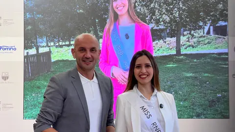 Beatriz Quintela recibe el apoyo institucional del alcalde de O Porriño, Alejandro Lorenzo, antes de participar en el certamen RNB España.