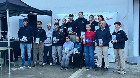 Los regatistas galardonados posan junto a sus trofeos al término del Trofeo Grillete organizado por el Real Club Náutico de La Coruña.