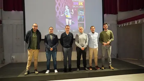 El alcalde de Tui, Enrique Cabaleiro, junto a responsables deportivos de Tui y Valença y al equipo organizador de la Urban Trail Night Eurocidade.