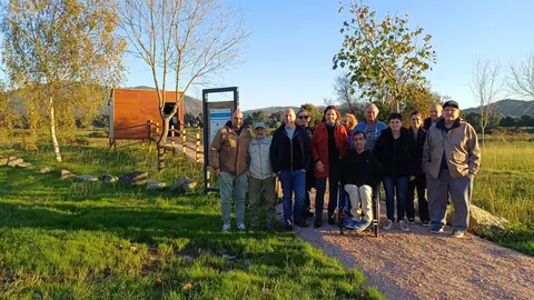 Representantes municipales, veciñanza y colaboradores del proyecto durante la visita inaugural al nuevo observatorio de aves accesible de O Rosal, situado en el entorno natural de San Miguel de Tabagón.