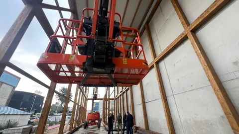 El alcalde Alejandro Lorenzo y el director de Xera, Alfredo Fernández, durante su visita a las nuevas instalaciones de Sumelga en el polígono da Granxa.