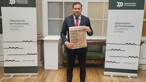 O alcalde Jorge Cubela durante a presentación das Xornadas de Homenaxe a Ricardo Portela, destacando a importancia de preservar a tradición musical galega.