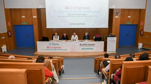Vista da sala e da mesa inaugural das XI Xornadas da Sociedade Galega de Nefroloxía, cunha ampla participación de profesionais do ámbito sanitario.