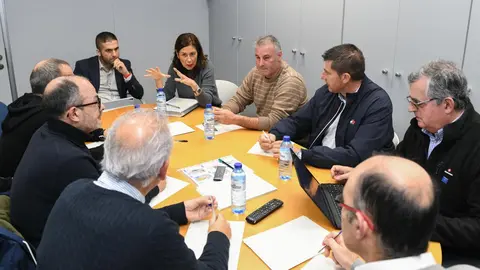 Representantes de la Xunta y de los ayuntamientos implicados analizan los avances de la candidatura para la octava reserva de biosfera de Galicia durante la reunión celebrada.
