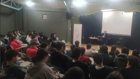 Alberto Barciela durante su clase en el IES Eduardo Pondal de Ponteceso, un encuentro fecundo con el futuro a orillas del Atlántico.