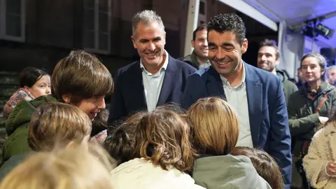 O presidente da Deputación, Luis López, compartindo o acendido do Nadal con nenos e nenas no Pazo provincial, nun acto marcado pola ilusión e o espírito festivo.