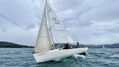 El Okofen, de Javier de la Gándara, mantiene el liderato de la Liga de Otoño J80 tras una cuarta jornada sin pruebas por falta de viento estable.