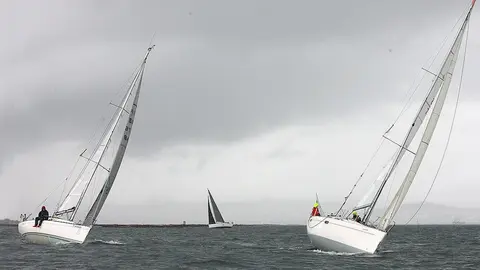 Los veleros afrontan la cuarta prueba de la Liga de Otoño Cíes–Rande bajo chubascos intensos en la Ría de Vigo.