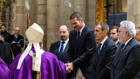 El conselleiro de Cultura, Lingua e Xuventude, el director de Turismo de Galicia y el presidente del Parlamento gallego participaron en el acto institucional que abre la programación del 800 aniversario de la consagración del templo