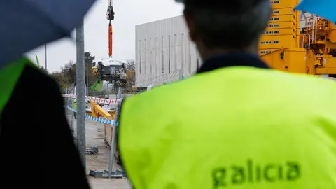 Trabajadores durante los avances en la obra del futuro Centro de Protonterapia de Galicia, que ya supera el 91 % de ejecución.