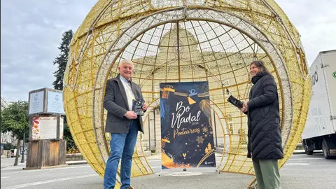 Nava Castro e Juan Carlos González Carrera, ante a bola xigante iluminada que anuncia o inicio da programación de Nadal en Ponteareas.