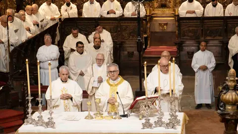 El obispo Antonio Valín, acompañado por sacerdotes de la diócesis, durante la celebración del Jubileo del Clero en la catedral de Tui.