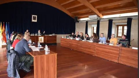 Vista panorámica do salón de plenos de Mos durante a sesión na que se aprobou o orzamento municipal de 2026.