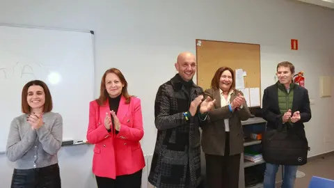 El alcalde de O Porri&ntilde;o, junto a representantes de la Xunta y del Concello, aplaude al inicio del nuevo curso de Atenci&oacute;n Sociosanitaria.