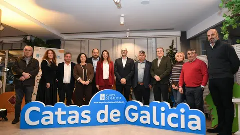 La conselleira María José Gómez y Martín Alemparte, director de Agacal, posan con los galardonados de las catas de quesos y mieles de Galicia.