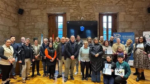 Foto de familia cos establecementos premiados na terceira edici&oacute;n de Pinchotea, acompa&ntilde;ados pola alcaldesa Nava Castro, o concelleiro de Comercio Ricardo Gonz&aacute;lez, membros do xurado e representantes das casas colaboradoras.