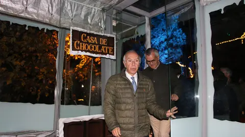 El alcalde Olegário Gonçalves junto a su invitado Luís Marques Mendes durante la inauguración de la Floresta Encantada en la Porta do Mezio.