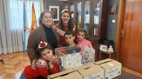 Os gañadores da campaña “Compra e Gaña en Mos” posan tras o sorteo celebrado no Concello, no que se repartiron vales de compra para gastar no comercio local.