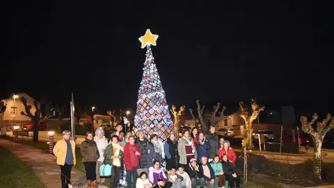As creadoras da árbore de Nadal de gancho xunto á súa obra artesanal, un proxecto comunitario que enche San Rafael e o concello de Mos de creatividade e espírito festivo.