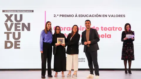 Un grupo de participantes recolle un dos galardóns durante a gala dos Premios Provinciais á Xuventude, nun acto que celebrou o talento creativo e social da mocidade da provincia.