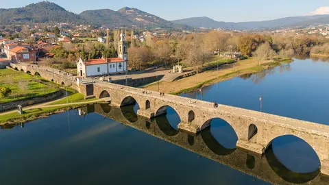 ista aérea del puente de Ponte de Lima sobre el río Lima, una de las zonas de intervenção previstas no âmbito do projeto LIFE REVIVE.