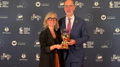 O deputado de Turismo, Jesús Vázquez Almuíña, xunto ao equipo recoñecido nos World Tourism Film Awards durante a gala celebrada no Teatro Jordão de Guimarães.