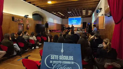 O público encheu o salón do pazo de San Roque na xornada Sete séculos de creación literaria en galego, celebrada este 5 de decembro en Santiago de Compostela.