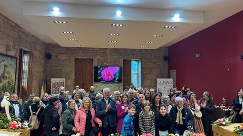 Asistentes, expositores e autoridades posan na Exposición da Camelia de Ponteareas, que reuniu unha ampla participación e unha destacada mostra floral durante a súa inauguración.