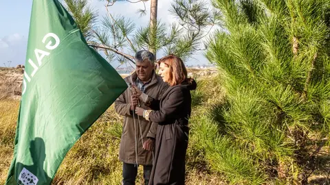 La conselleira &Aacute;ngeles V&aacute;zquez iza la Bandeira Verde en Carnota durante el acto en el que anunci&oacute; la creaci&oacute;n de un foro de expertos en buenas pr&aacute;cticas ambientales.