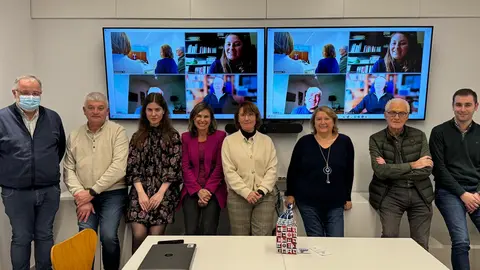 O xurado dos Premios Menina Sarmiento, integrado por Teresa Novoa, Jorge Cebreiros, Blanca Represas, Álvaro Pino, Ana Besada e Celso Álvarez, durante a sesión de valoración das candidaturas.