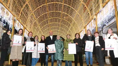 O alcalde Alejandro Lorenzo e integrantes de Acipor posan cos carteis da campaña de Nadal que impulsa o comercio local do Porriño.