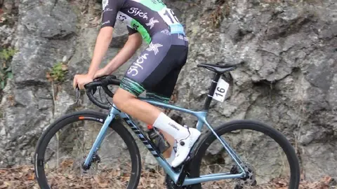 Un ciclista de la estructura asturiana compitiendo en ruta, mostrando regularidad y esfuerzo en carrera.