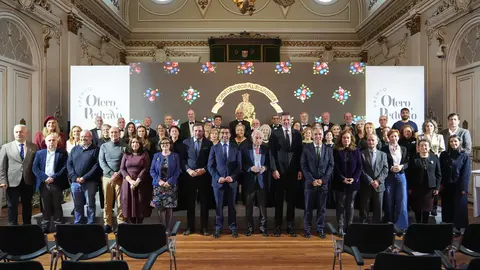 Foto de familia de la ceremonia de entrega del Premio Otero Pedrayo 2025, celebrada en el Salón de Plenos del Pazo provincial de Pontevedra.