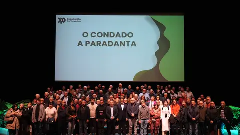 Foto de familia de los colectivos del Condado y A Paradanta beneficiados por las ayudas de Acción Comunitaria de la Deputación de Pontevedra.