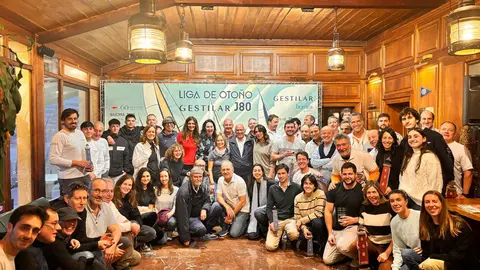 Foto de familia de las tripulaciones participantes en la Liga de Oto&ntilde;o Gestilar J80, tras la entrega de premios celebrada en el Monte Real Club de Yates.   MARIA SANTORO.