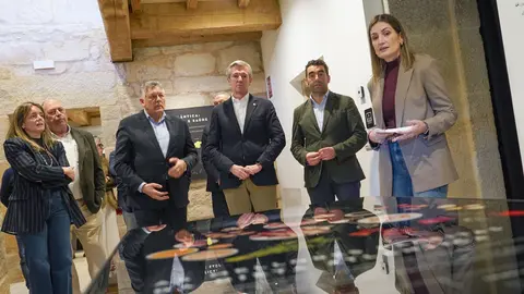 El presidente de la Deputaci&oacute;n de Pontevedra, Luis L&oacute;pez, y el presidente de la Xunta de Galicia, Alfonso Rueda, durante la visita inaugural al nuevo centro de la cultura gastron&oacute;mica del Pazo de Quint&aacute;ns, en Sanxenxo.