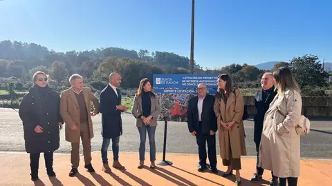 La conselleira de Vivenda e Planificación de Infraestruturas, María Martínez Allegue, junto al alcalde de O Porriño, Alejandro Lorenzo, y representantes de la Xunta y del Concello, durante el anuncio de la licitación del proyecto para la construcción de 300 nuevas viviendas en la rúa Fernández Areal.